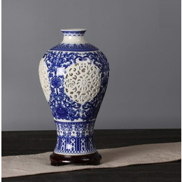 Jingdezhen ceramic hollow exquisite blue and white porcelain vase living room vintage hollow white Creative Decoration Style2